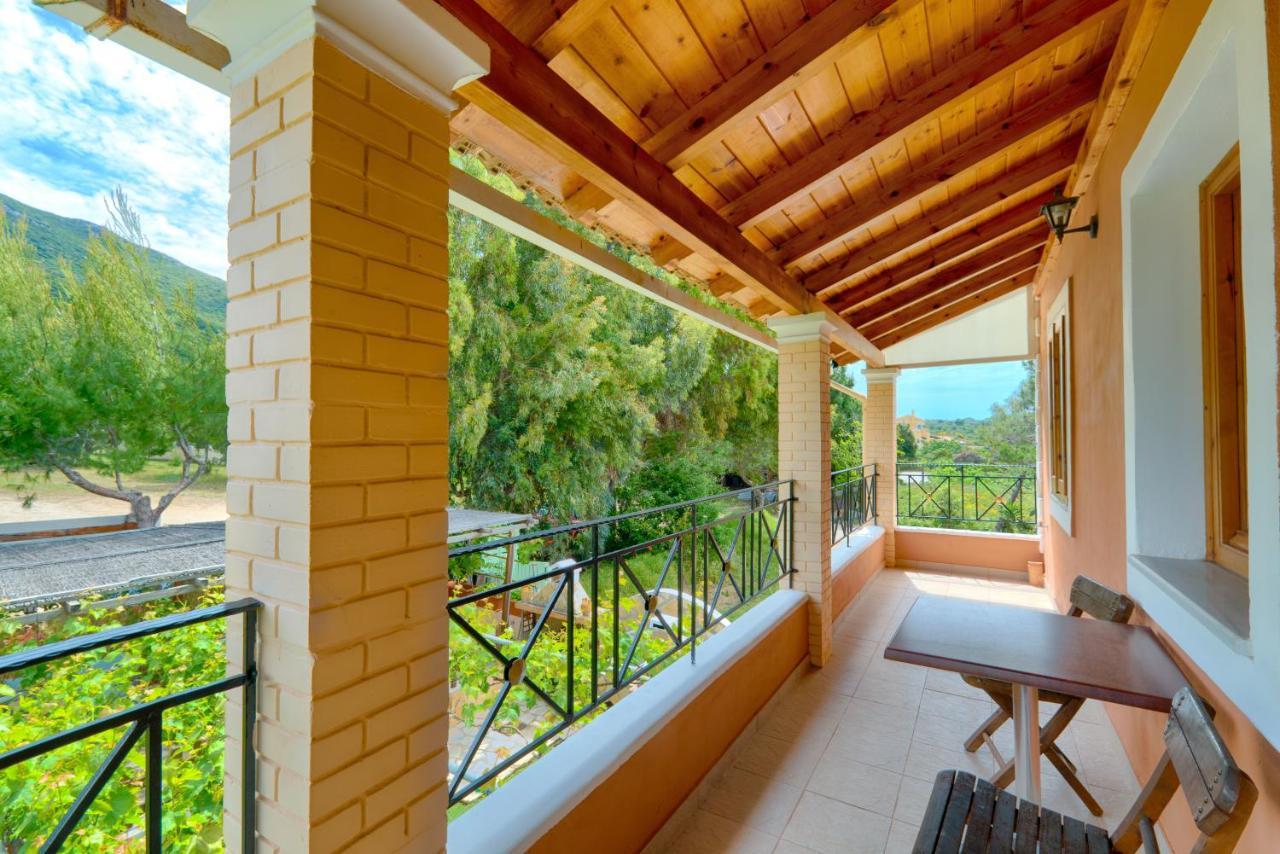 Christinas Lofts Apartment Agios Matthaios  Ngoại thất bức ảnh